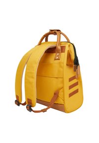 Gelber Canvas-Rucksack mit braunen Lederakzenten, Reißverschluss oben, gepolsterten Schulterriemen und drei horizontalen Streifen an der Seite.