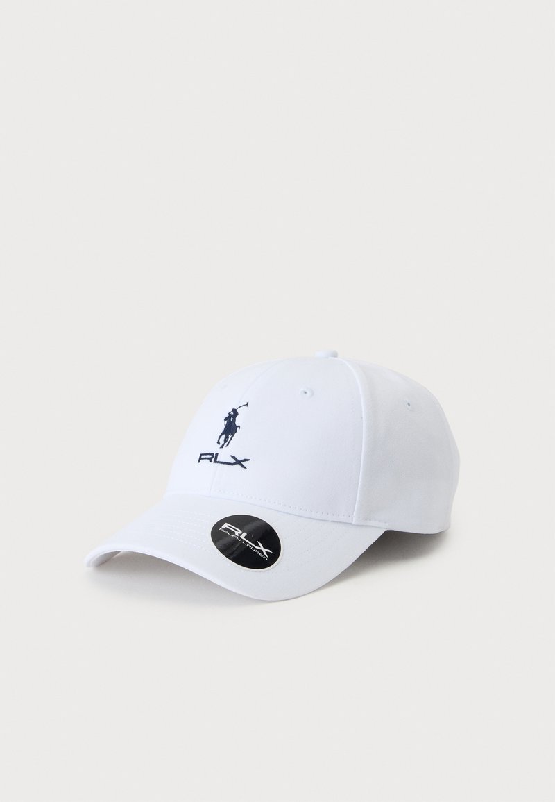 Casquette de baseball blanche avec une visière incurvée, présentant un logo de joueur de polo noir et le texte "RLX" sur le panneau avant, avec un autocollant noir sur la visière.