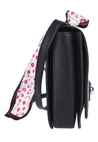 Borsa a tracolla in pelle nera con forma strutturata, caratterizzata da un dettaglio in sciarpa a motivo rosa e bianco legato al manico.