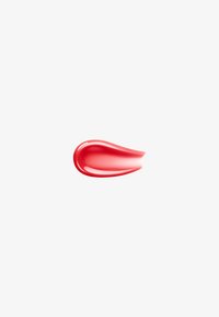 Trace lisse de rouge à lèvres rouge avec finition brillante sur fond blanc montrant la texture et la brillance.