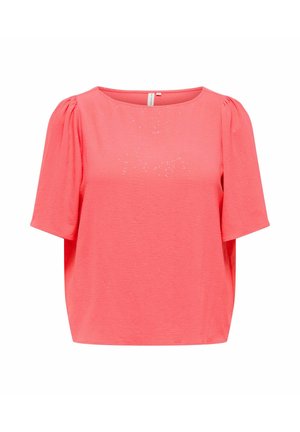 Blusa coral rosa de manga corta con detalles sutiles brillantes y ligeros pliegues en las costuras de los hombros, con escote redondo.