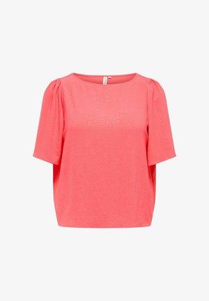 Blusa rosa corallo a maniche corte con dettagli sottili scintillanti e lievi arricciature sulle cuciture delle spalle, con scollo rotondo.