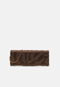 Pochette marron foncé avec motif animal en perles bronze et une bandoulière chaîne dorée sur fond blanc.