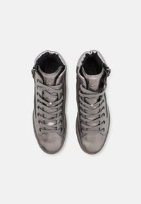 Graue High-Top-Sneaker mit glänzender Lederoberfläche. Verfügt über Schnürsenkel, seitliche Reißverschlüsse und einen gepolsterten Kragen für Komfort. Einfaches Design.