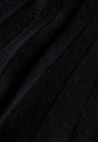 Czarna tkanina o teksturze z miękką, puszystą powierzchnią, z diagonalnymi liniami lub fałdami, nadającymi głębię i wizualne zainteresowanie.