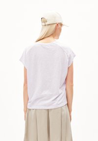 ARMEDANGELS OFELIAA LOVELY STRIPES - Camiseta estampada - lavender light oatmilk