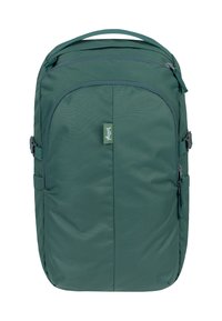 Zelený látkový batoh s několika oddíly, hladkými zipy, bočními kapsami a horním madlem. Má obdélníkový tvar a je vyroben z odolného materiálu.