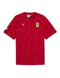 Rød kortærmet Puma Ferrari T-shirt med hvide bølgede sømmønstre, Ferrari-logo patch på brystet og Puma-logo på højre side.