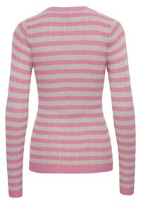 Pull à manches longues en maille côtelée avec des rayures horizontales roses et beiges, taille cintrée et col rond, vu de dos.