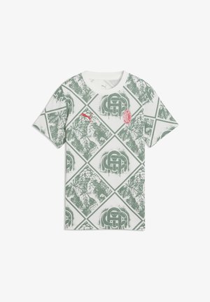 Grøn og hvid grafisk t-shirt med diamantmønster, Puma-logo og klubmærke. Fremstillet af bomuld med rund halsudskæring.