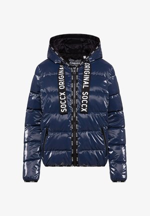 Marineblaue Steppjacke mit glänzender Oberfläche, ausgestattet mit Kapuze, elastischen Bündchen und auffälligem schwarzen Branding entlang des Reißverschlusses und in der Mitte.