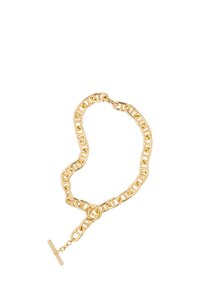 Collier en chaîne dorée avec un design de maillons entrelacés et un fermoir à bascule. Texture lisse avec une finition polie, soulignant des lignes élégantes.