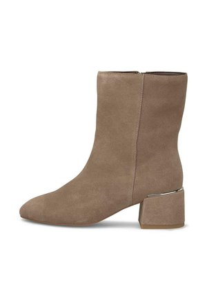Stivale alla caviglia in suede color taupe con punta affusolata e tacco a blocco. Presenta un accento argentato alla base del tacco, creando un dettaglio moderno.
