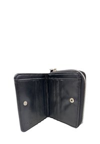 Portafoglio in pelle nera con chiusura a zip, dotato di diverse fessure per schede, un bottone a pressione e una texture liscia. Design minimalista con logo impresso.