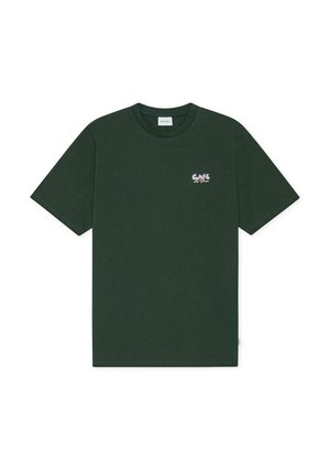 Donkergroen T-shirt met korte mouwen en klein roze-wit "CAFÉ Les Deux" tekstlogo op de linkerborst.
