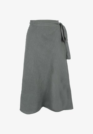 Szara lniana spódnica w stylu wrap z bocznym zawiązaniem, charakteryzująca się zwiewną sylwetką i lekko teksturowaną powierzchnią. Sięga poniżej kolana.