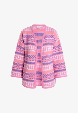 Vaaleanpunainen kuvioitu neuletakki, jossa on geometrinen muotoilu sinisillä ja valkoisilla yksityiskohdilla. Pehmeä tekstuuri, avoin etuosa ja leveät hihat.