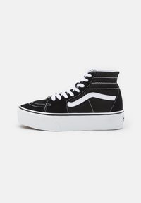 Zwarte hoge skate-schoen met witte veters, zijkantstreep en dikke witte rubberen zool tegen een witte achtergrond.