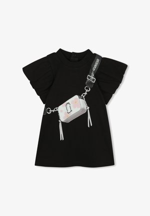 Czarna sukienka koszulowa z falbánkowymi rękawami, z małą białą i różową torbą przymocowaną paskiem z czarnym napisem "MARJACOBS".
