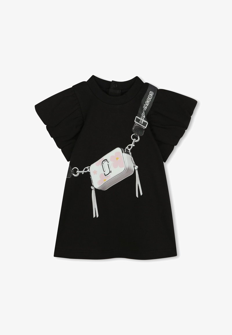 Čierne šaty tričkového strihu s volánovými rukávmi, pričom súčasťou je malá biela a ružová taška pripevnená pomocou popruhu s nápisom "MARJACOBS" v čiernom písme.