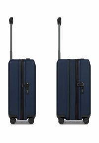 Valise cabine rigide marine avec finition texturée, double serrure à combinaison, poignée rétractable et quatre roues pour faciliter la mobilité.