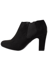 Černé semišové kotníkové boty s kulatou špičkou, elastickými bočními panely a 7,5 cm podpatkem. Hladká textura s jemnými švy.