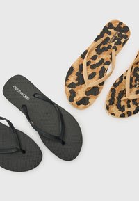 Černé a hnědé žabky s texturovanou podrážkou, přičemž jeden pár je v jednobarevné černé a druhý má vzor leopardího potisku.