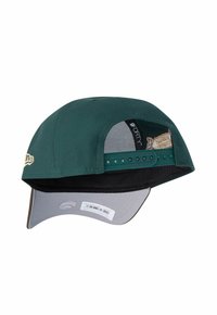 Casquette vert foncé avec un dessous noir, une visière grise et des accents brodés. Comprend une fermeture snapback et un doublure en mesh pour la respirabilité.