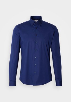 Navyblauwe lange mouwen shirt van soepel katoen, met een knoopsluiting en een gestructureerde kraag, en een subtiele logo nabij de borst.