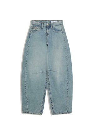 Lyseblå, højtaljede, lige ben jeans med forlommer, knaplukning og synlige sømdetaljer på en hvid baggrund.