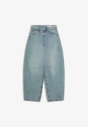 Lyseblå, højtaljede, lige ben jeans med forlommer, knaplukning og synlige sømdetaljer på en hvid baggrund.