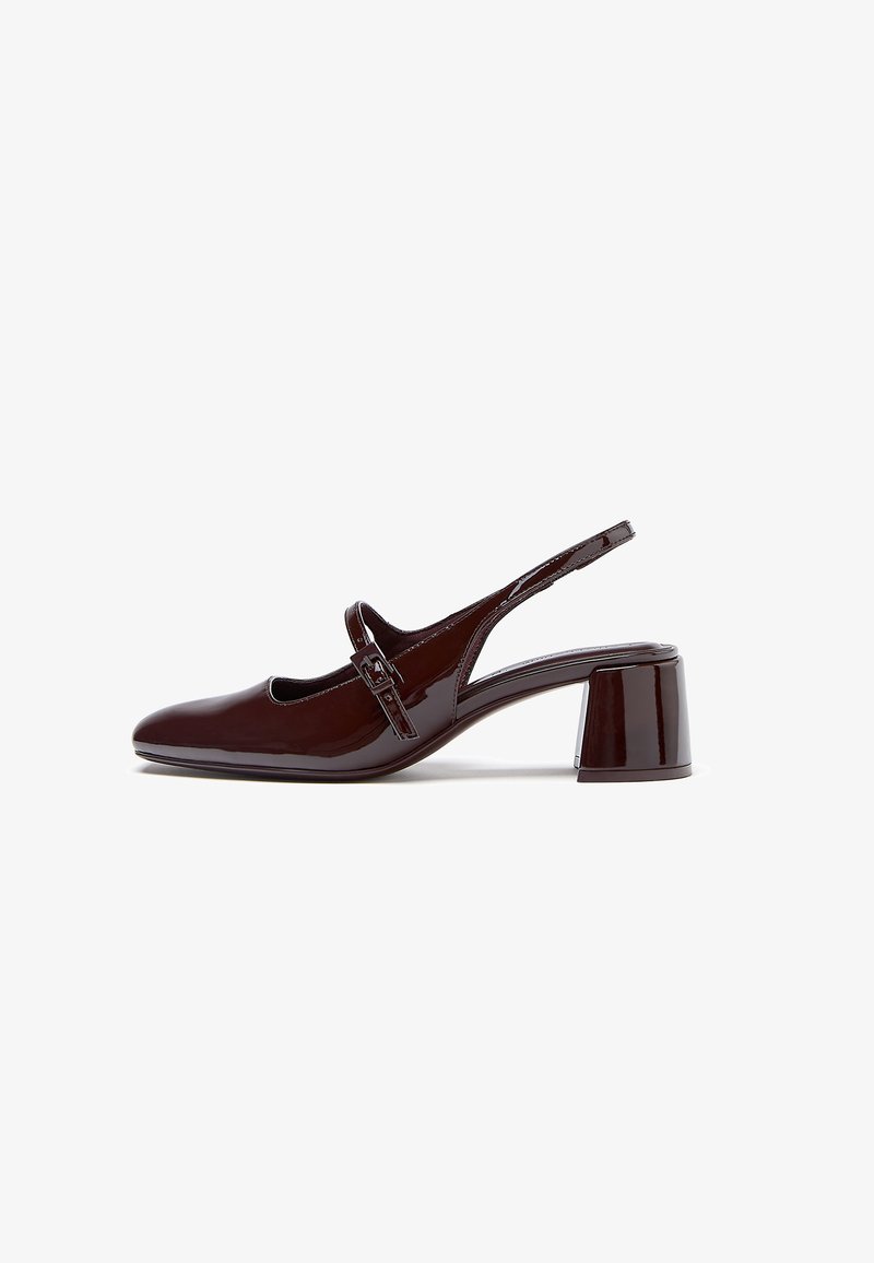 Dunkelbrauner Slingback-Schuh aus Lackleder mit niedrigem Blockabsatz und einem dünnen Riemen mit einer Schnalle vorne.
