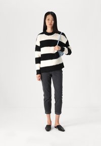 Gina Tricot STRIPE SWEATER - Πουλόβερ - black/white