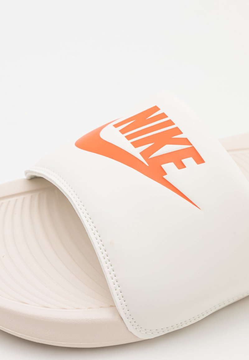 claquette nike orange