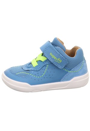 Blauer Kindersneaker mit grünen elastischen Schnürsenkeln, Klettverschluss mit der Aufschrift „superfit“, seitliche Perforationen und weißer Sohle.