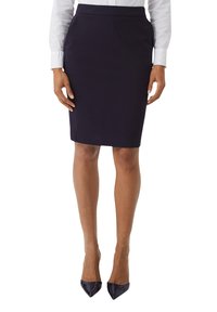 Marineblauwe kokerrok, knielang, gemaakt van gladde stof. Heeft een aansluitende pasvorm en een verborgen tailleband. Draagt met een witte blouse met lange mouwen.