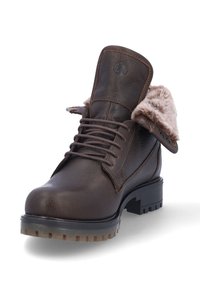 Bota de cuero marrón con un cuello forrado de piel, parte superior con cordones y una suela gruesa con profundas ranuras para tracción. Costuras detalladas visibles.