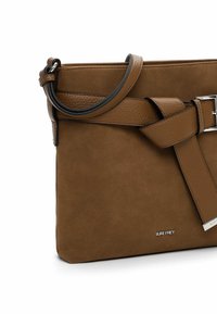 Borsa in suede marrone con manico in pelle testurizzata, hardware in argento, forma angolare e un dettaglio decorativo a fibbia. Logo esposto sul davanti.