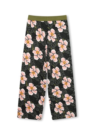 Wijdere broek met een olijfgroen tailleband, met een bloempatroon van grote roze bloemen en donker groene bladeren op een zwarte achtergrond.