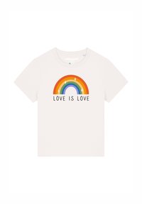 Witte katoenen t-shirt met een regenbooggraphic en de tekst "LOVE IS LOVE". Ronde hals en korte mouwen. Effen textuur.
