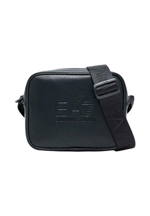Bolso bandolera rectangular negro con superficie texturizada, logo EA7 Emporio Armani en relieve y correa negra ajustable con marca EA7.