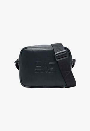 Sac bandoulière rectangulaire noir avec surface texturée, logo EA7 Emporio Armani embossé et sangle noire réglable avec marquage EA7.
