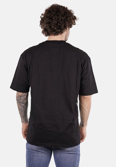 T-shirt in cotone nero con maniche corte, scollo rotondo e vestibilità rilassata, caratterizzato da una texture liscia e senza motivi o grafiche visibili.