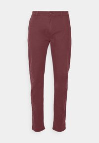 Pantalon droit bordeaux en tissu mélangé coton, avec une fermeture à boutons, des passants pour ceinture, et une texture lisse sans motifs apparents.
