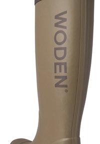 Botas de goma hasta la rodilla en verde oliva con un acabado texturizado y un logo en marrón oscuro "WODEN" en el lateral. Presenta surcos verticales para el diseño.