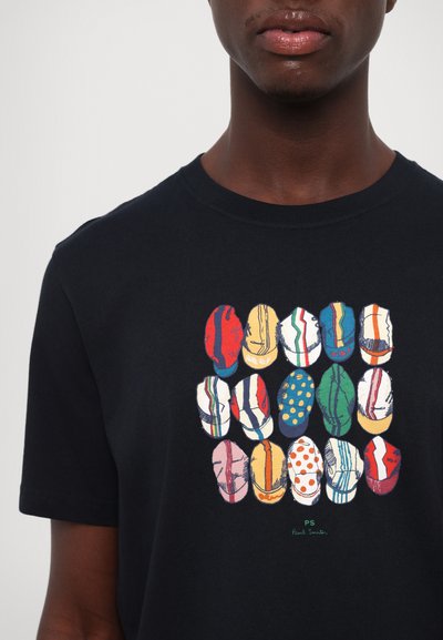 T-shirt noir ornée de motifs illustrés colorés de chapeaux de différentes formes et textures. Conçu par Paul Smith, avec un subtil détail de logo.