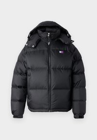 Svart boblejakke med glidelås og hette. Laget av glatt, blankt materiale, med synlige sømmer og en liten logo på brystet.