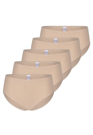 Cinque slip da donna in cotone beige impilati diagonalmente con etichette di cura visibili sulla fascia in vita su sfondo bianco.