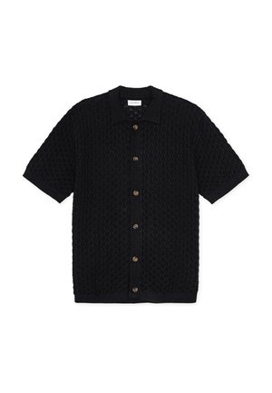 Sort kortærmet skjorte med strikket tekstur, ribbet krave og fem brune knapper ned foran.