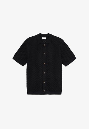 Chemise noire à manches courtes avec texture tricotée, col côtelé et cinq boutons bruns sur le devant.